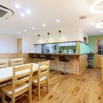 Kafe Enraji - 店舗の内装は自然素材で統一されています。