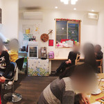 EAT CAFE ANZU - 【内観】明るい店内。催し物もあり、小さな子供からお年寄りまでいろいろな方が通っています。