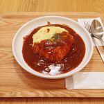 EAT CAFE ANZU - 【料理】ドライオムライス。ドライカレーが卵に包まれ、カレーに浸っている。