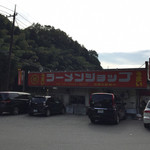 Ramen Shoppu - 国道沿いの懐かしさを感じる店構え。