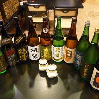 講究的日本酒品種有15種以上。杯裝1杯500日元!!