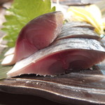 立呑み 魚椿 本店 - 〆鯖の断面を見て！