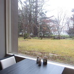 レストランの、大きなまどからは、湯の湖がのぞめます。