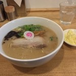 カーザ ルカ - ラー博は俺の社員食堂。  ミラノとんこつラーメソ！  トッピング無料券をいただいたので、粉ズーチー♡  