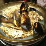 かき小屋 - お通し 蒸し牡蠣とムール貝