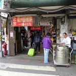 正宗 福州胡椒餅 - 雙連站前の超一等地！坪あたり賃料に換算したら物凄い場所だと思われます。