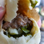 正宗 福州胡椒餅 - 赤味の粗挽肉と宜蘭三星葱を台湾醤油、五香粉、１０数種類の調味料で捏ねています。