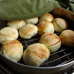 正宗 福州胡椒餅 - 釜から剥がし、並べて余熱で蒸しあげています。