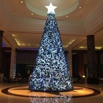 Radisson Blu - ２階まで吹抜けのロビーの天井に届きそうな巨大クリスマスツリーが見る者を圧倒する