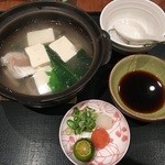 Yumeya-Kihei Japanese Restaurant - 湯豆腐です！魚身など入った魚介出汁でお豆腐が炊かれています