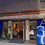 サロン・ド・テ オ・グルニエ・ドール - いつも大盛況のカフェ。