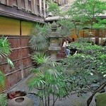 サロン・ド・テ オ・グルニエ・ドール - この中庭がいいですね～