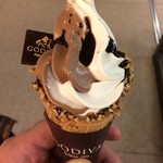 GODIVA - ゴディバのソフトクリーム、ミックスチョコレート 475円。さすがゴディバ、他のソフトクリームとは一線を画します。
