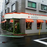 パティスリー オランジュ - オレンジを基調とした外観