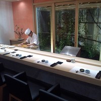 鮨 かず矢 - カウンター７席のみの店内（承認済み）