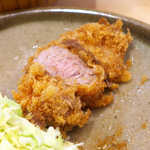 鈴文 - 美しいローズピンクのヒレカツ。塩で味わうと、肉の甘味がより引き立つ