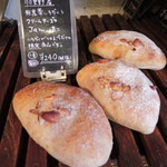 オーガニックパン工房　それいゆ - いちじくが好きなので、これも美味しそう～
      羽曳野産無農薬いちじくとクリームチーズのジャムパン。