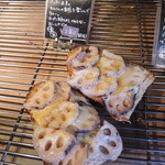 オーガニックパン工房　それいゆ - れんこんのパンも手堅く美味しいよね。
      無農薬れんこんとアンチョビ。