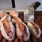 オーガニックパン工房　それいゆ - レーズンとくるみのカンパーニュ。