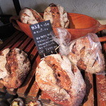 オーガニックパン工房　それいゆ - こっちはドライいちじくが使われてるんだって。
      いちじくとくるみのカンパーニュ。