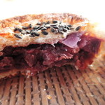 オーガニックパン工房　それいゆ - 無農薬紫いものおやきあんぱん。見て見て～パンの中はこんなきれいな紫色だよ。
      これまでもそれいゆさんのおやきを食べたことがあるけど、この紫芋のおやきも絶品だなぁ。甘さ控えめでほんとに美味しいです。