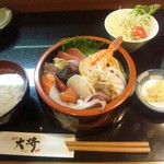 寿司の大将 - ランチ、日替わりちらし。1050円。