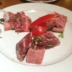 焼肉 JIRU - 厚切り肉の3種盛り♪
            やっぱり厚切りなだけにジューシーです♡