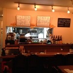 まつぼっくり - H.27.11.25.夜 入口付近から厨房・カウンター席方向