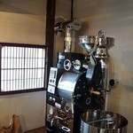 喫茶ヤマとカワ - 人の背丈ほどある焙煎機
