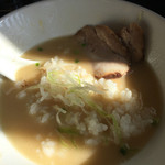 らぁ麺 飛鶏 - 平日サービスのライスは最後まで残しておいて雑炊に。