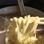 らぁ麺 飛鶏 - もちもちの自家製中太麺