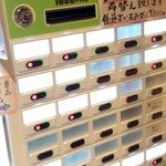 イレブンスパイス まろ亭 - お昼は券売機で、購入