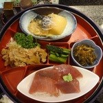 かど新 - 日替わり盛り合わせ弁当980円、この日はマグロ、サバ味噌大根、豚生姜焼き、刻み昆布炒め、野沢菜