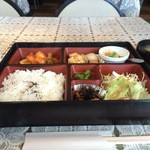 ベネフィス - 日替わり弁当、海老と茄子のチリソース