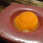 御料理 光安 - 定番・・黄身の味噌漬け
      お酒の香りも感じます。他店でも出されますが、こちらの品が好きですね。