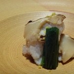 御料理 光安 - 炙り鱧と松茸　壬生菜
      一見「木の器」に見えますけれど「陶器」。鱧は夏だけでなく秋も美味しいですが、塩加減もいいですね。
      スライスした「松茸」風味も合います。