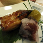 山玄茶 - ブリ幽庵焼き（大根おろしにしば漬けを混ぜたもの、柚子の甘煮、桜の葉の塩漬け）