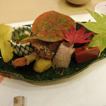 八寸（赤こんにゃく、出し巻き、タコの柔らか煮、巻き寿司、平目の昆布締め、甘栗、鴨味噌漬け、すずき南蛮漬け、くもこ、水菜ベーコン）