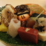 山玄茶 - 八寸（赤こんにゃく、出し巻き、タコの柔らか煮、巻き寿司、平目の昆布締め、甘栗、鴨味噌漬け、すずき南蛮漬け、くもこ、水菜ベーコン）