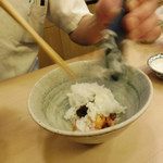 山玄茶 - うなぎの山椒煮をご飯ではさむ