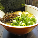 ラーメン鬼蔵 - チャーシュー麺：醤油味、細麺　トッピングは海苔、ネギ
