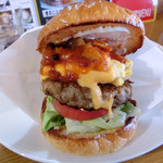 マグズカフェ - 11月限定＠キノコとチーズのミートオムレツバーガー（アップ）