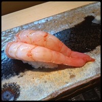 六緑 - 健保のほうで空きがなかったので、今年はヒルズの病院で人間ドックを。そしたら、ランチ券がグランドハイアットの6店舗からの選択で寿司屋へ。ランチ券なのに、カウンターに座って副料理長が、一貫ずつ握ってくれるとは。こんな太い甘エビなどなど。おいしすぎて嬉しかった❤️
                