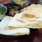 本格インド料理 MINA - チーズナン