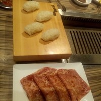 焼肉 ジャンボ はなれ - 肉寿司（焼前）
