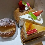 パティスリー ヤスヒロ - 白山シュー、姫ロール、いちごのショートケーキ、洋なしのタルト