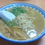 赤のれん和亭 - 麺はもちろんストレート細麺