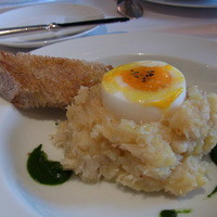 Benoit Alain Ducasse - 税込み７０２０円のコースの前菜の鱈のブランダード半熟卵