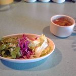 バーライブラリー - ランチのサラダとスープ