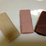 本高砂屋 - ショコラエコルセ 左→ホワイトチョコ→ストロベリーチョコ→ミルクチョコ